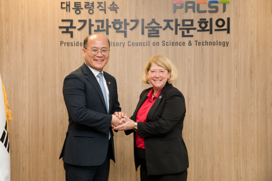 이창윤(왼쪽) 과기정통부 차관이 16일 서울 광화문 국가과학기술자문회의 대회의실에서 팸 멜로이(Pam Melroy) 미국 항공우주청(NASA) 부청장을 만나 양국 간 우주탐사·과학협력 방안을 논의하고 기념촬영을 하고 있다. 과기정통부 제공